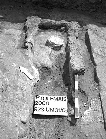 Wlot cysterny (C 8) w pomieszczeniu r 73. Fig. 41.