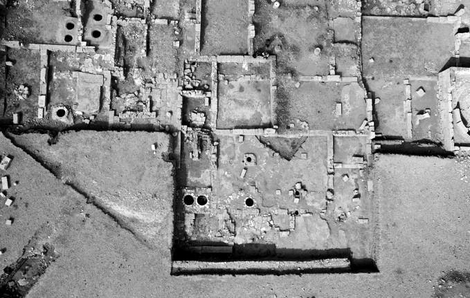Kiln (K 1) superimposed directly on top of the mosaic floor (M 13) (photo Polish