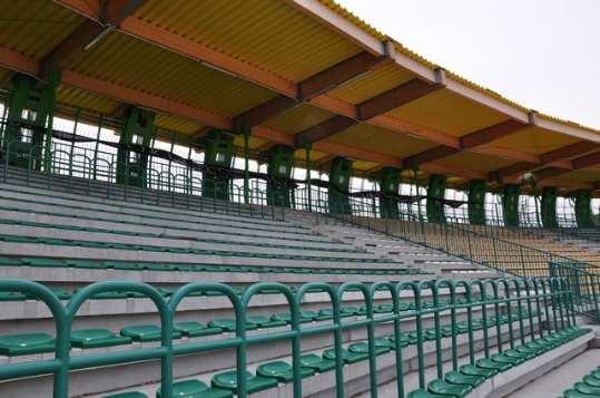 300 Wilde K. i in.: Stan awaryjny trybuny stadionu w Zielonej Górze wywołany synchronicznym co wywołało dyskusję o bezpieczeństwie użytkowania nowej trybuny.