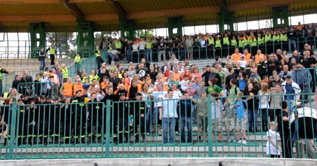 302 Wilde K. i in.: Stan awaryjny trybuny stadionu w Zielonej Górze wywołany synchronicznym i 1,3 mm dla swobodnej krawędzi zadaszenia.