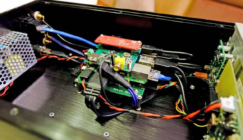 Połączenie płytek odtwarzacza jakichkolwiek modyfikacji oprogramowania Openelec. Do całkowitego wyłączenia zasilania służy przycisk POWER na tylnej ściance urządzenia.