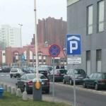 Podjeżdżając bliżej słyszymy klaksony i czujemy