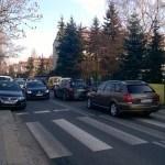 Nie ma żadnej szansy na przejście chodnikiem.