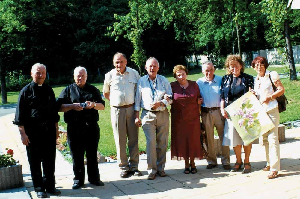 Autorka wraz ze swymi koleżankami i kolegami z grona