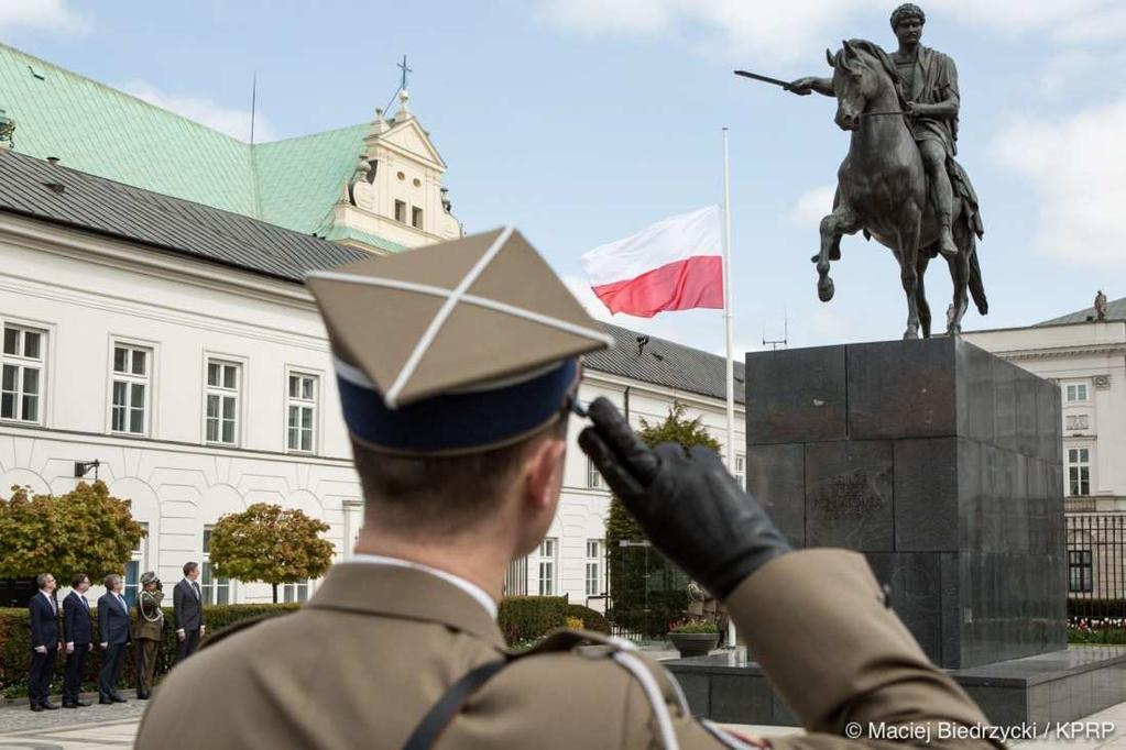 Równolegle z uroczystością na Zamku Królewskim podniesienie flagi odbyło się na Pałacu Prezydenckim.