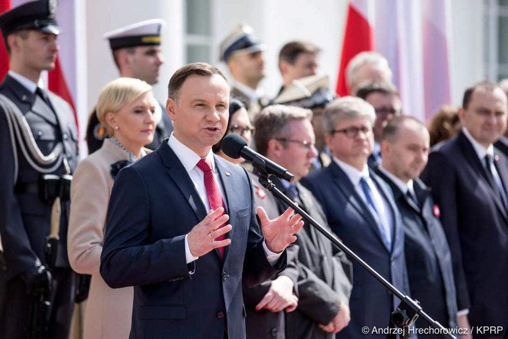 na przejazd środkami transportu publicznego, jak uczniowie szkół w kraju. Prezydent podkreślił, że 2 maja łączy w sobie dwa elementy.