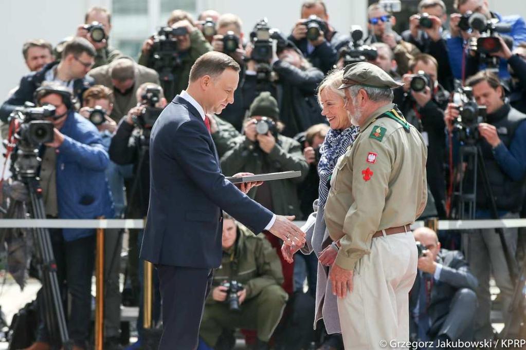 mieszkają, w ziemi, z której się wywodzą często ich dziadkowie, rodzice, z naszymi barwami narodowymi, tak drogimi sercu każdego Polaka niezależnie od tego czy mieszka tu, na miejscu w