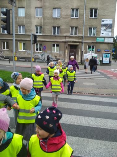 WYCIECZKA NA SKRZYŻOWANIE ULIC Temat bezpieczeństwa dzieci w ruchu drogowym jest prowadzony w naszym