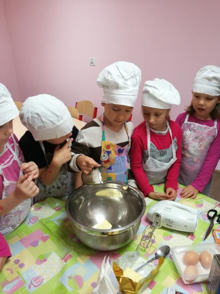 KULINARNY WRZESIEŃ U SÓW W najstarszej grupie Sowy miesiąc wrzesień upłynął pod znakiem pieczenia.