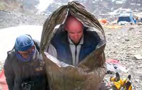 Przede wszystkim trzeba zorganizować schronienie: rozbić namiot, wykopać jamę śnieżną, wejść do płachty biwakowej, osłonić się tropikiem namiotu lub Bothy Bag (lekka płachta o kształcie namiotu) lub
