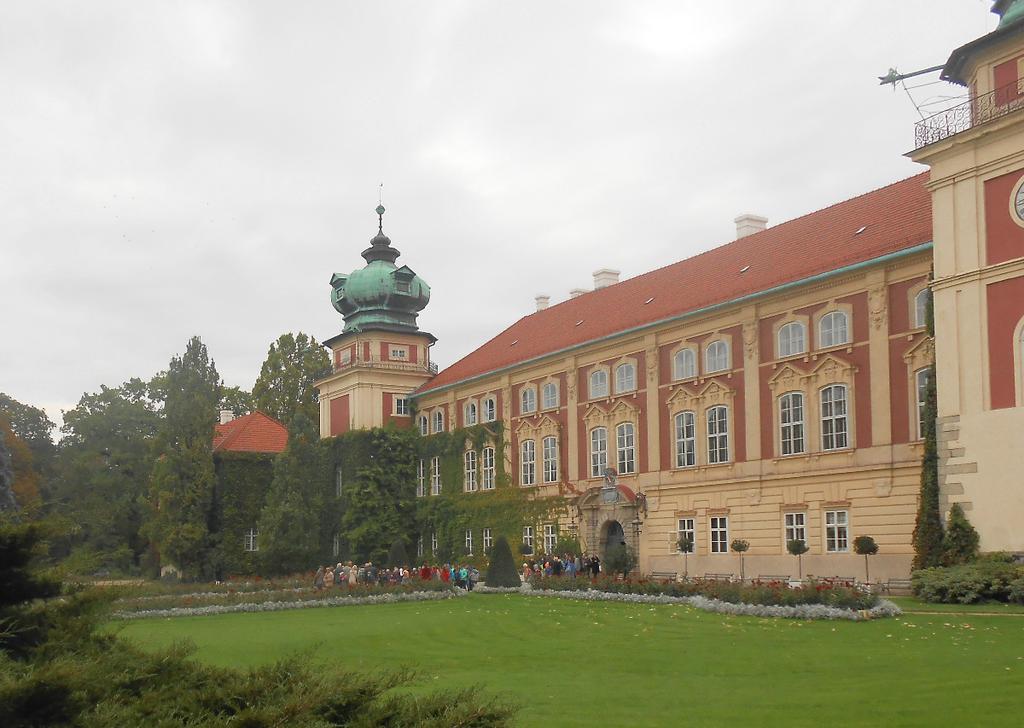 rekwizytów, kulturę średniowiecza. Ponadto uczniowie z naszej placówki na przykładzie Marcina z Dąbrowicy poznali historię chłopca, który w wieku 5-6 lat został oddany na służbę.