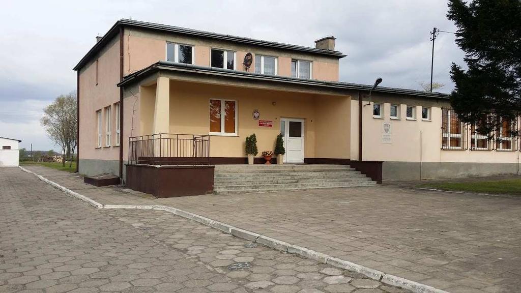 cm. Stropy oparte są na podłuŝnych ścianach