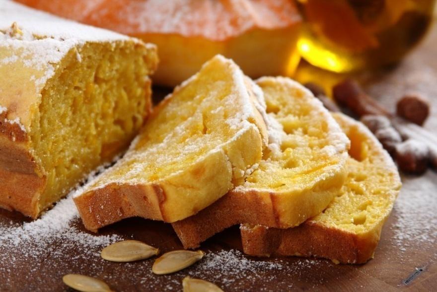 Ciasto z dyni składniki: 400 g obranej dyni suchej twardej bez pestek 4 jaja lub 125 g sera tofu 1/2 szklanki oleju 1/2 szklanki cukru 3 szklanki mąki pszennej lub bez glutenowej do pieczenia chleba
