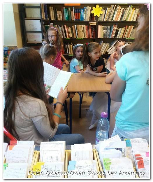 POSTAW NA RODZINĘ! Biblioteka naszej szkoły włączyła się w Ogólnopolską Kampanię "Postaw na rodzinę" i rozpoczęła rodzinne czytanie.