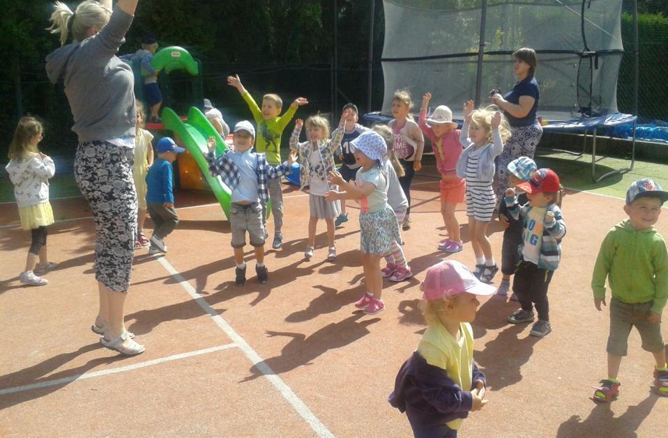 W tym dniu witaliśmy lato bawiąc się wesoło na powietrzu. Były liczne zabawy przy muzyce, dużo gier i konkursów. Starszaki zaśpiewały nam piosenkę pt.