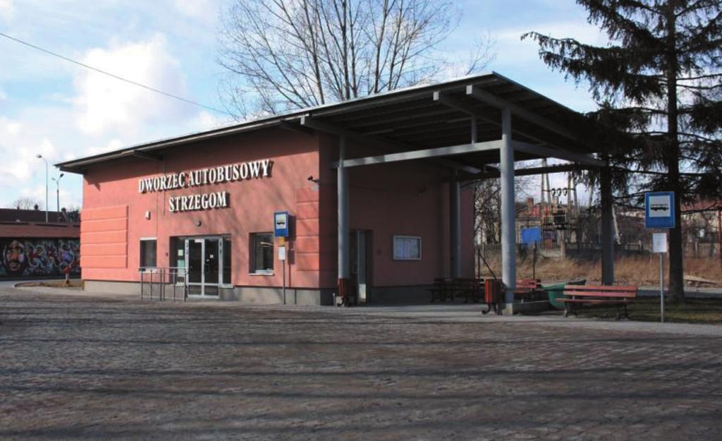 Strzegom tym samym pozostał bez głównego punktu odprawy pasażerów w transporcie autobusowym. Sytuacja ta skłoniła władze samorządowe do realizacji inwestycji polegającej na budowie nowego dworca.