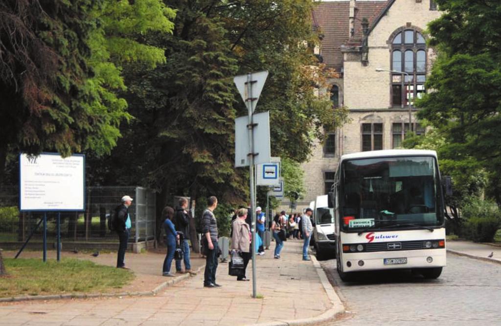owanych wzdłuż jednej krawędzi (fot. 10). Niestety, oprócz pojedynczych nieza da szonych ławek, pozbawiony jest on całkowicie innych udogodnień dla pasażerów.
