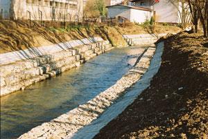 Mały ciek wodny, ale musi być uregulowany. Na zdjęciu potok Lubatówka w Krośnie, 2008 r. Fot.