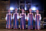 2012-12-27 BABA CHANEL - znakomita recenzja na łamach miesięcznika Teatr Kiedy pięciu aktorów, z jaskrawym makijażem, ubranych w długie kwieciste suknie i z wysokimi kokosznikami na głowach, w