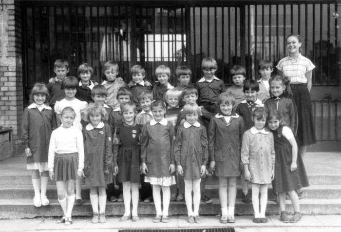 Natomiast rywalizacja dotycząca gazetek klasowych Historia mundurka szkolnego przedstawia się następująco: 1. II B 60 punktów 10. II F 34 punkty 2. III B 57 punktów 11. II D 32 punkty 3.