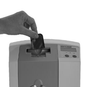 18.5 Kasowanie danych obrazowych Po odczycie płytka obrazowa przechodzi automatycznie przez jednostkę kasującą. W niej dane obrazowe pozostałe na pamięciowej płycie obrazowej są kasowane.