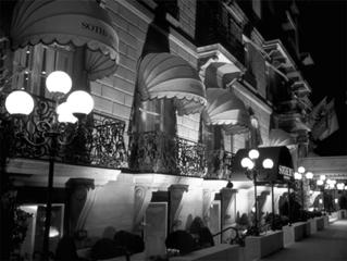 Fotografowanie w różnych warunkach Fotografowanie w nocy bez statywu (Sceny nocne bez statywu) Pozwala robić piękne