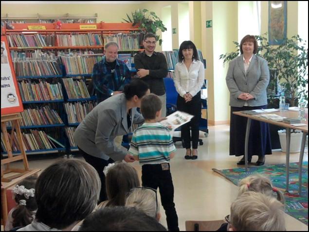 We wtorek, 29 października, wszystkie grupy przedszkolne wybrały się z wizytą do Miejsko-Powiatowej Biblioteki Publicznej w Olecku, aby bliżej przyjrzeć się temu fascynującemu światu - światu książki.