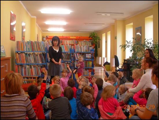 Dowiedziały się między innymi, jak należy zachowywać się w bibliotece, do czego służy zakładka i czym zajmują się panie tam pracujące.