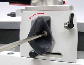 4. Konfiguracja urządzenia Wyrównanie w poziomie Dla bezpiecznej i dokładnej pracy urządzenia istotne znaczenie ma dopasowanie wysokości nóżek urządzenia do podłoża, na którym urządzenie umieszczono.