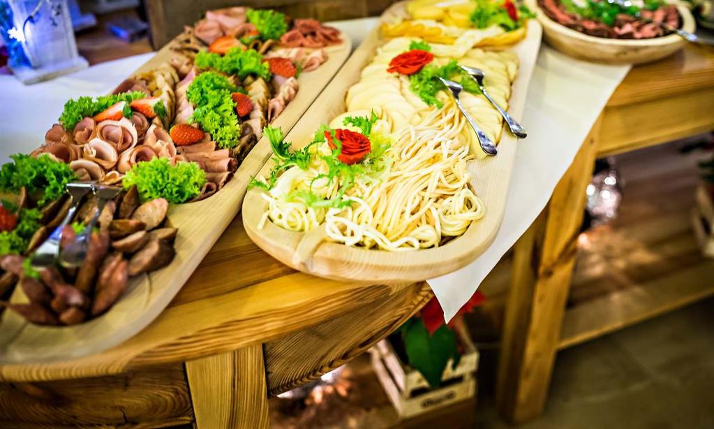 Góralskie specjały / Stół regionalny Specjały góralskiej kuchni w wyjątkowej nowoczesnej odsłonie to nasza największa duma. Dlatego proponujemy wplecenie w menu prawdziwie tradycyjnych potraw.