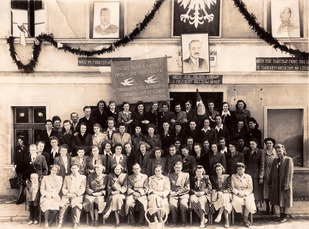 Pracownicy Rejonowej Spółdzielni Przemysłu Ludowego i Artystycznego w Babimoście 1.05.1951 r.