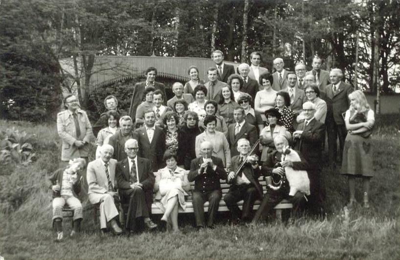 Spotkanie członków Towarzystwa Miłośników Ziemi Babimojskiej na Linach - 1975 r. 1. rząd: Wiesław Sauter z żoną, po prawej koźlarz Wacław Łakomy 2.