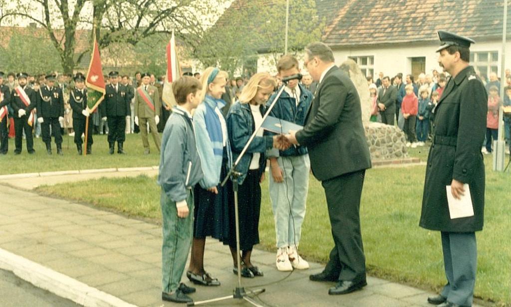 Samorząd Szkoły Podstawowej w Babimoście odbiera dokument upamiętniający 200