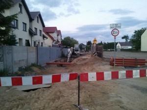 Zachęcamy włodarzy Miasta i dzielnicy Ursynów do zastanowienia się nad częściowym (dozwolony ruch lokalny okoliczni mieszkańcy, zaopatrzenie, służby miejskie) wyłączeniem ulicy