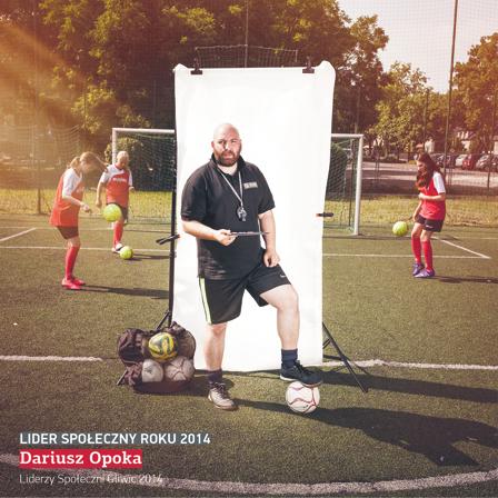 miasta. Laureatem w kategorii Lider Społeczny Roku 2014 został Dariusz Opoka. Rozmowa z Dariuszem Opoką, Liderem Społecznym Roku 2014 fot.m.mrozek Przypomnijmy, gdzie działasz, gdzie pracujesz Działam w Stowarzyszeniu GTW, pracuję też w Akademii Piłkarskiej oraz w swojej małej firmie.