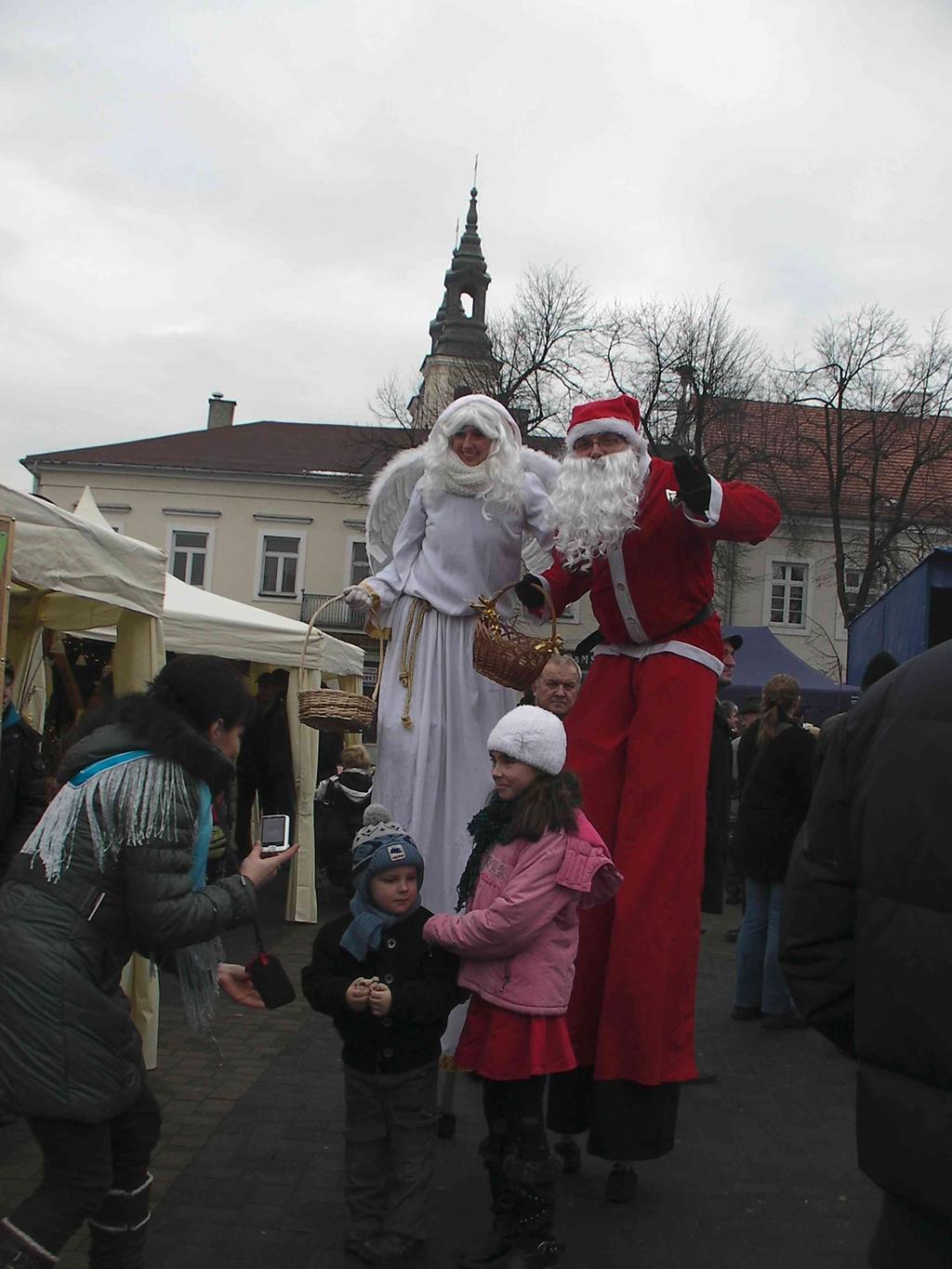 W zależności od charakteru imprezy wyposażony jest w rekwizyty i