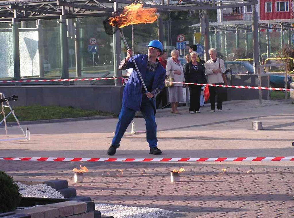 Wykorzystane są płonące kilofy, płonący młot.