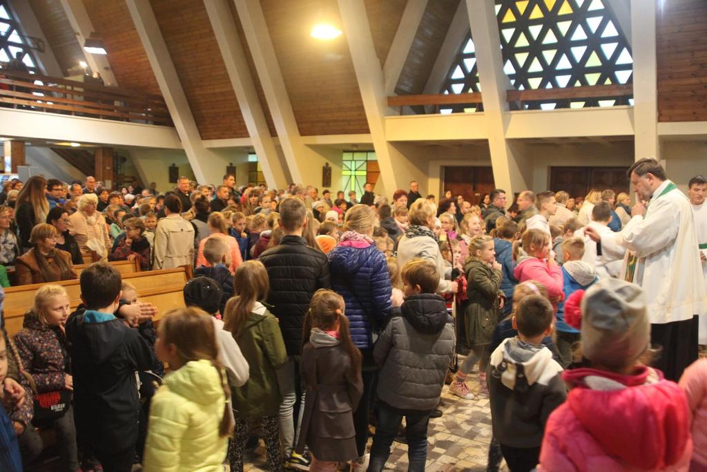 Misje Święte 2017 Kilkaset dzieci jest dziś na Różańcu i Mszy Świętej szkolnej.
