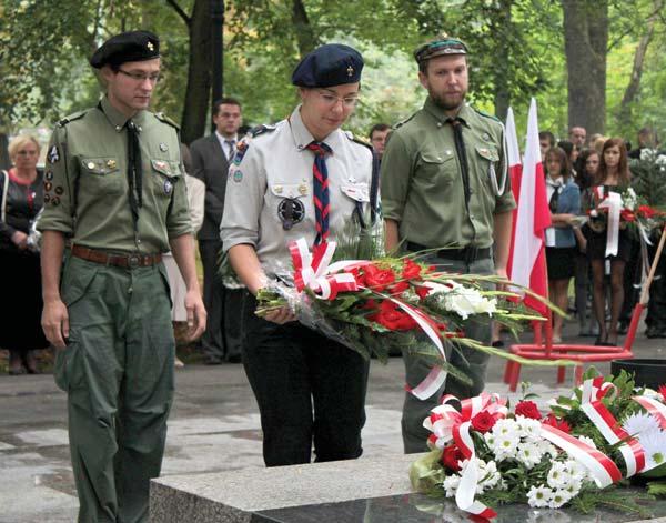 spotkaniami w miejscach pamięci narodowej,