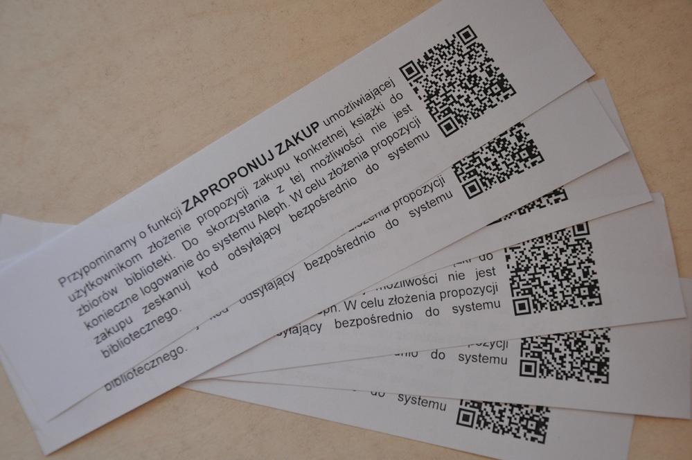 Ważną częścią działalności biblioteki jest promocja usług. Wrzutnia czyli urządzenie do samodzielnych zwrotów wypożyczonych książek doczekała się instrukcji zaszytej w kodzie QR.