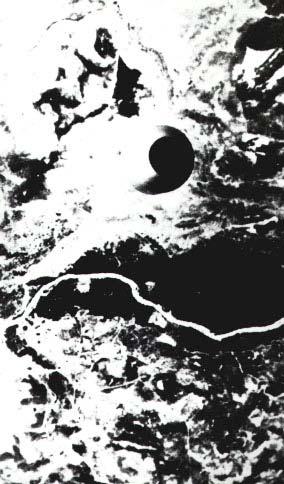 P-94 Rys. P3. Cień ujawniający zarys kolumny centralnej i sufitu UFO. Jest to zdjęcie lotnicze cygaro-kształtnego kompleksu UFO, wykonane z samolotu lecącego na wysokości 2500 metrów.