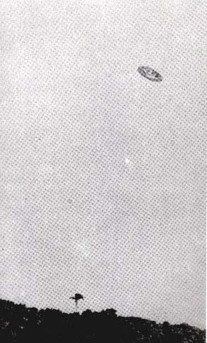 P-97 Rys. P6. UFO typu K10 sfotografowane nad Tijuca, Brazylia. Jest to jedno z najlepszych fotografii wehikułu UFO owego największego typu.
