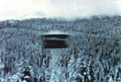 P-104 Rys. P13. Zdjęcie semizespolonego UFO. Jest to tzw. "Oregon UFO". Obiekt ten został sfotografowany przez konsultanta biochemii z tytułem Ph.D.