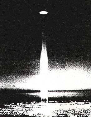 P-108 (a) (b Rys. P17. Pędniki UFO działające jako reflektory rzucające na ziemię wąskie kolumny światła. (a) Nocne zdjęcie UFO opublikowane w książce [7P2], strona 48.