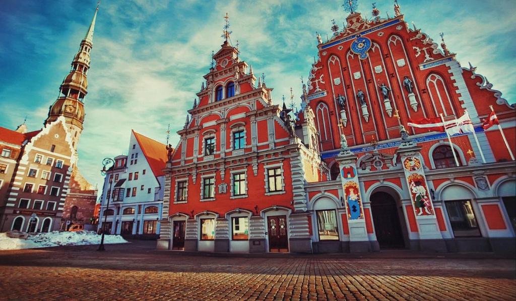 DZIEŃ 1 Świtkiem - rankiem wyjeżdżamy skąd - decyzja należy do Państwa, i kierujemy się do Rygi miasta secesji i architektury drewnianej, cieszące się mianem największego wśród krajów nadbałtyckich.