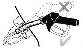Zapobiega to zatankowaniu niewłaściwego paliwa. E107539 Wsuń końcówkę dyszy dystrybutora do pierwszego znaku na dyszy i utrzymuj ją w tym położeniu, opartą o otwór wlewu paliwa.