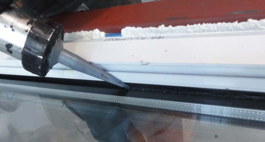 kierunku. Należy unikać nanoszenia zbyt dużej ilości Primer 1203 3 in 1. Jakość naniesienia gruntu można sprawdzić za pomocą lampy UV. 3. Wypełnianie Przykleić samoprzylepne wkłady izolacyjne, sznur wypełniający lub taśmę oddzielającą.