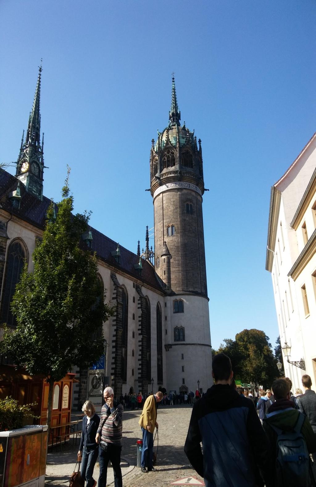 Na początku opowiadaliśmy o sobie poprzez narysowanie siebie i pokazanie czegoś, co lubimy robić na okrągłej kartce.