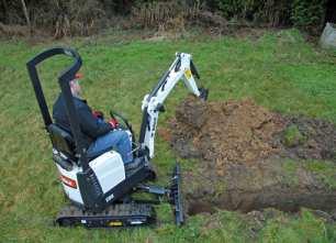 MINIKOPARKA BOBCAT E08 Masy Masa robocza z dachem ochronnym z opcj TOPS 1 138 kg Silnik
