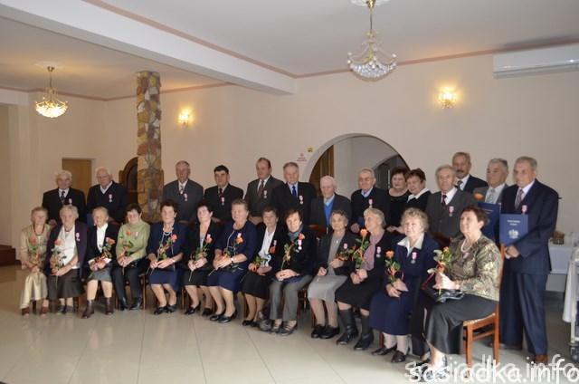 Złote gody małżeńskie w gminie Sułów W gminie Sułów świętowano złote gody małżeńskie zostały nadane 20 parom, które przeżyły 50 lat w jednym związku małżeńskim.